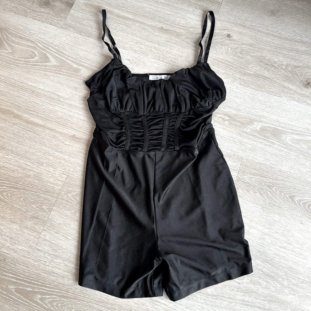 Destiny Ruched Romper NEW 🏷️ - Picture 4 of 7
